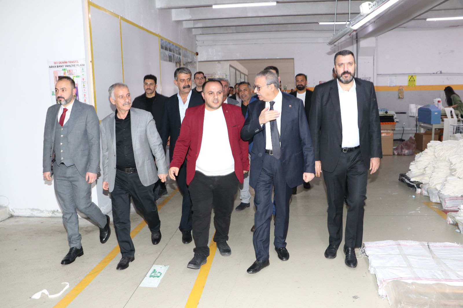 Diyarbakır Valisi Ali İhsan Su, İŞKUR Diyarbakır İl Müdürü Mustafa Yılmaz ile birlikte, OSB 1. Etapta üretim yapan İst Denim Tekstil Fabrikasını gezdi.