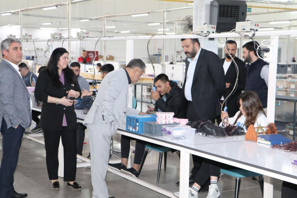 Diyarbakır Valisi Ali İhsan Su, İŞKUR Diyarbakır İl Müdürü Mustafa Yılmaz ile birlikte, OSB 3. Etapta üretim yapan Optiksan Fabrikasını gezdi.