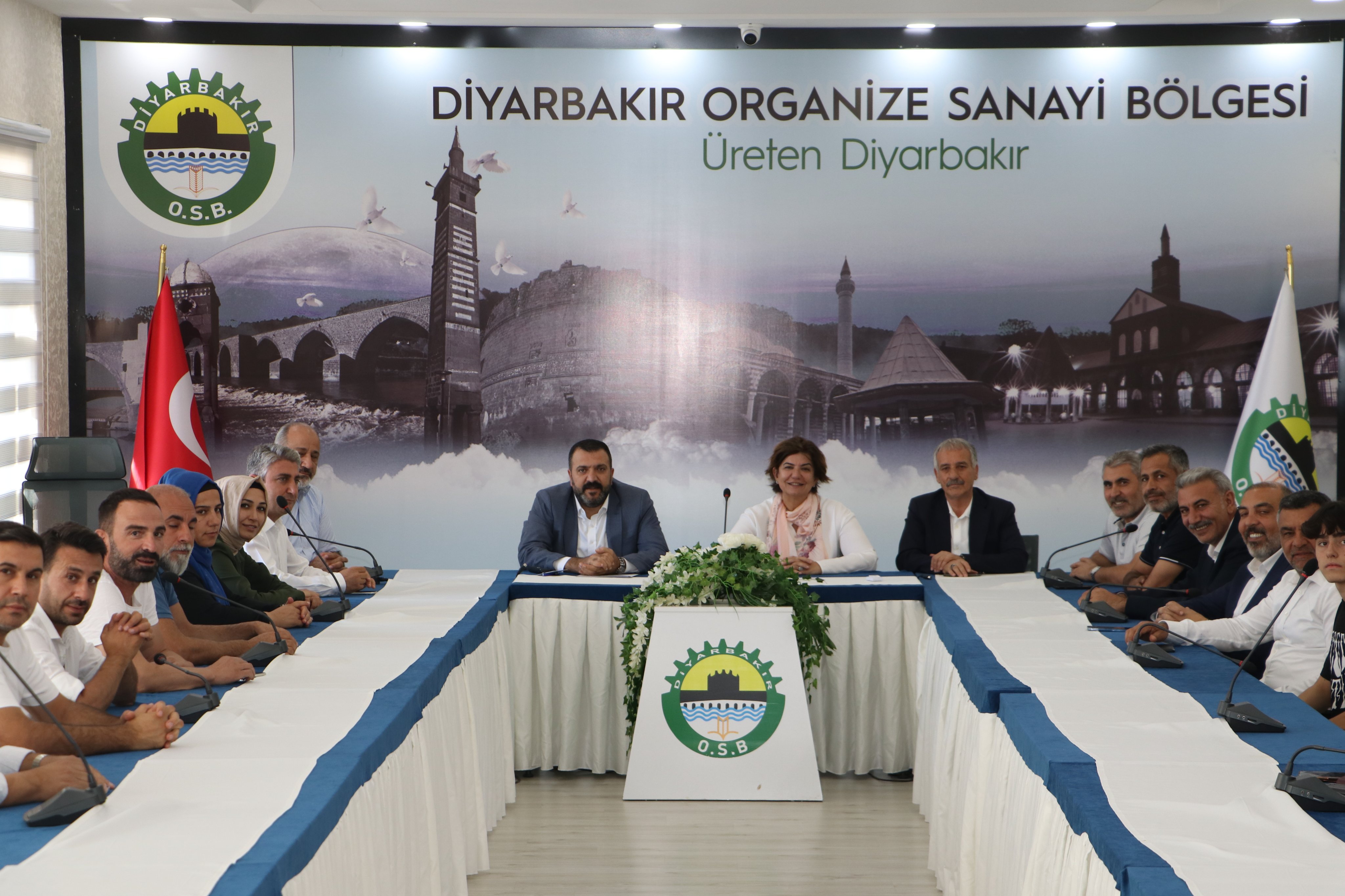 AK Parti Diyarbakır Milletvekili Suna Kepolu Ataman ve beraberindeki kalabalık bir gurup, Diyarbakır Organize Sanayi Bölgesi Yönetim'ini ziyaret etti