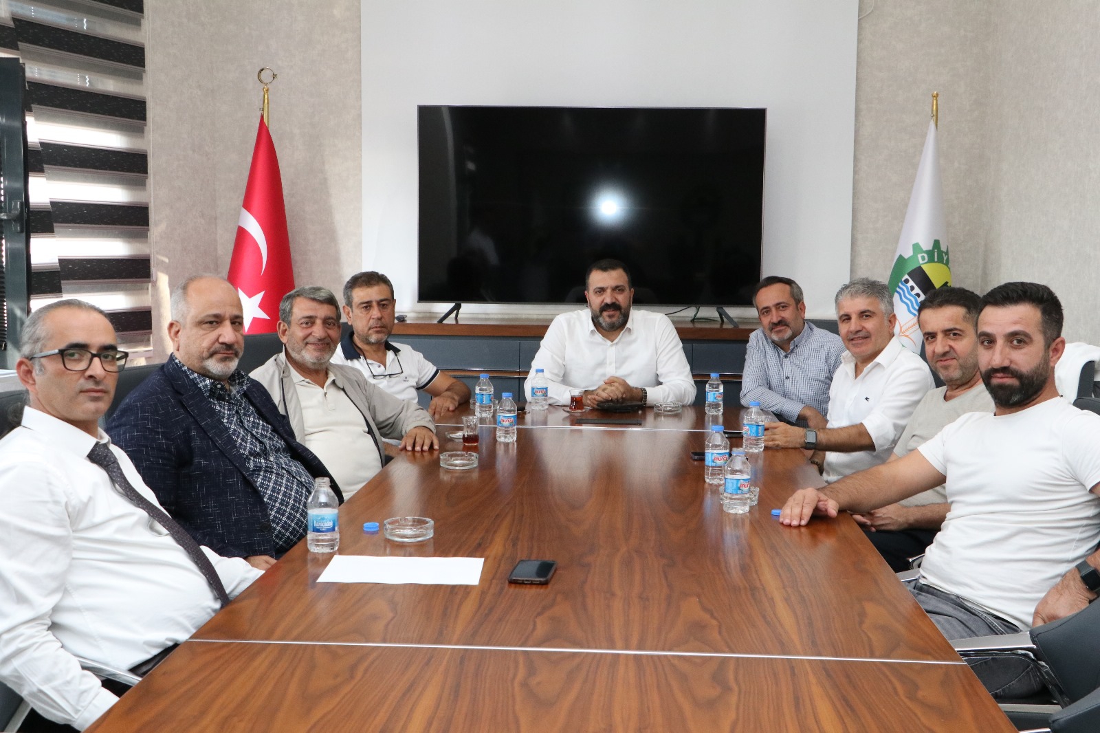 Sanayicilerimiz, Mustafa Fidan ve yönetimi ile görüşerek, elektrik ve GES konularıyla ilgili görüş alış-verişinde bulunuldu.