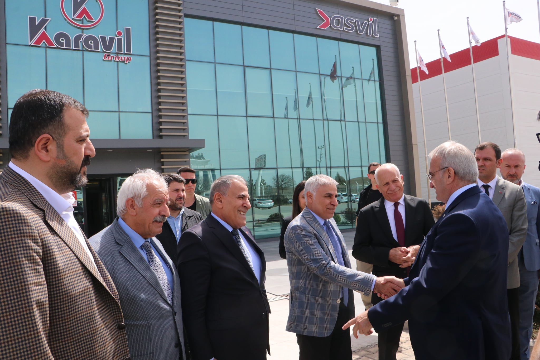Diyarbakır Valisi ve OSB Müteşebbis Heyet Başkanı Sayın Münir Karaloğlu Karavil Group Firmasını ziyaret ettii