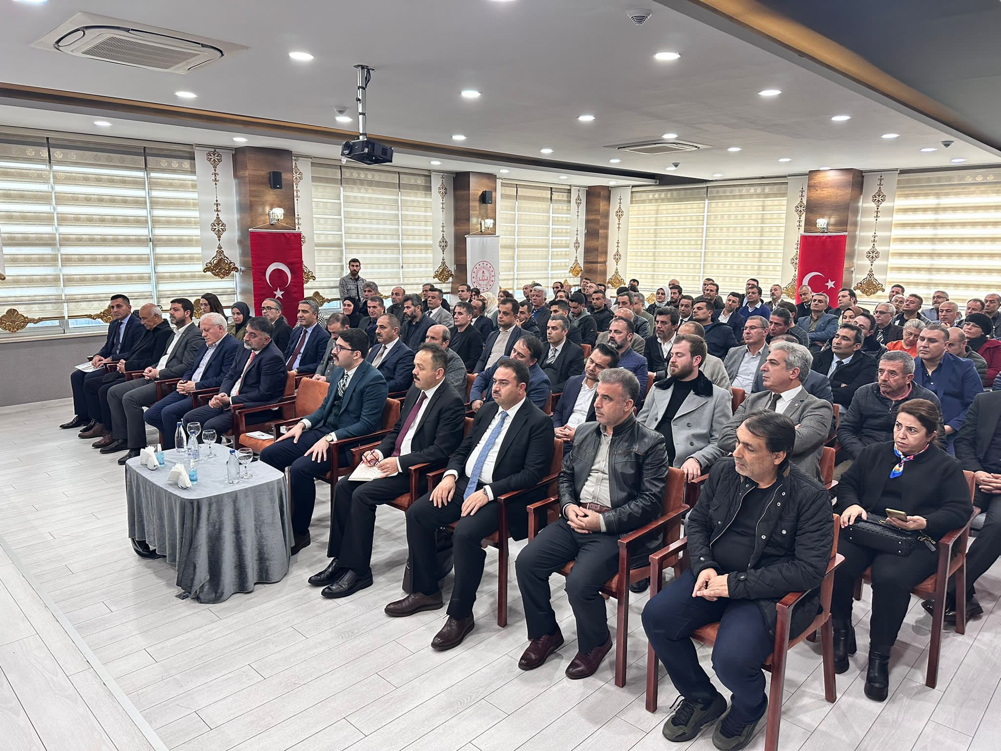 Milli Eğitim Bakan Yardımcısı Kemal Şamlıoğlu, Diyarbakır Öğretmenevi Toplantı Salonunda, sanayiciler ve öğretmenler ile bir araya geldi.
