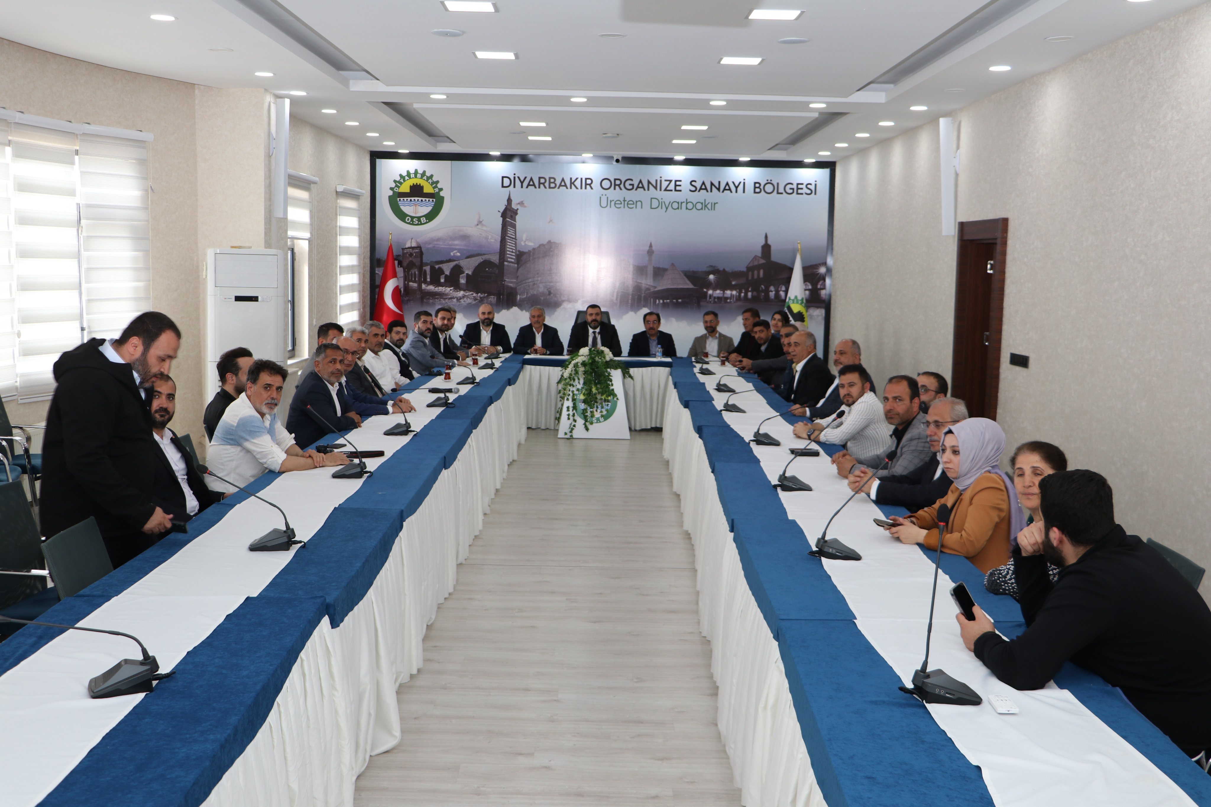CHP Diyarbakır Milletvekili adayları ve il yönetimi, Mustafa Fidan ve yönetimini ziyaret etti.