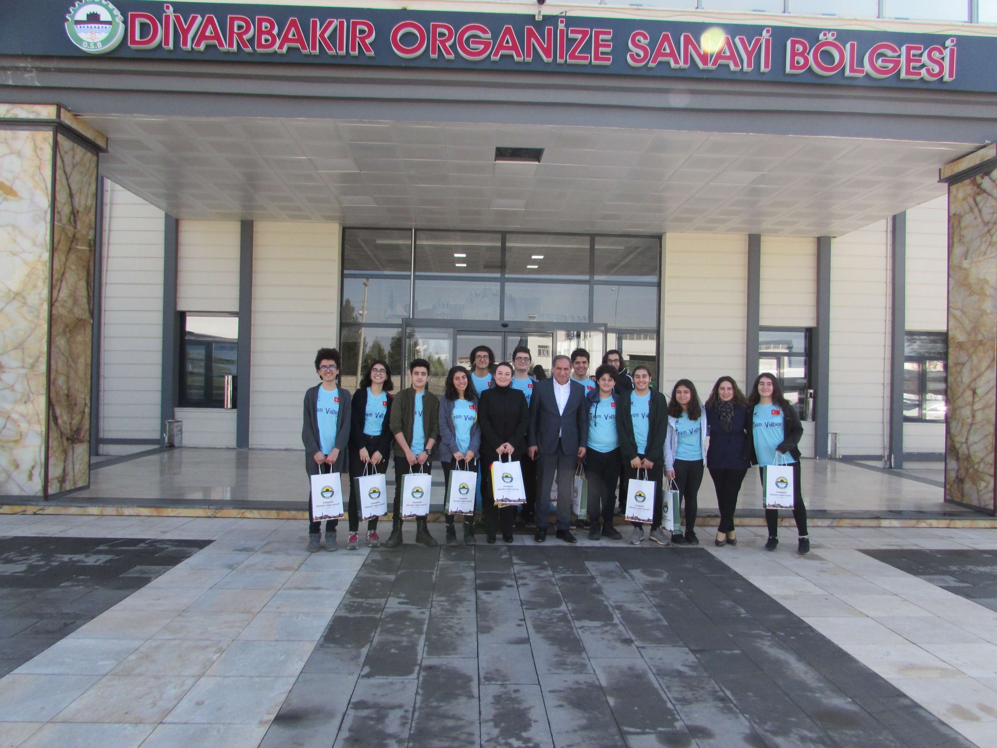 Uluslararası First Lego League Bölgesel Turnuvasında Şampiyon Olan Öğrencilerimiz den Diyarbakır OSB Yönetimine ziyaret.